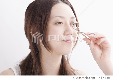 Woman doing make-up 413736