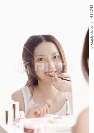 Woman doing make-up 413742