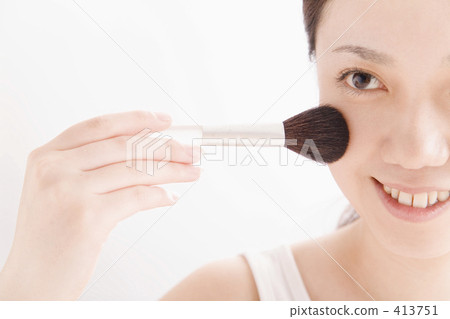 Woman doing make-up Woman doing make-up 413751