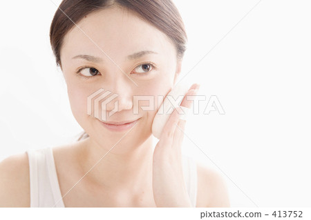 Woman doing make-up 413752