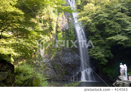 Two people peeking into the falls basin Two people peeking into the falls basin 414563