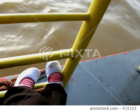 橫跨湄南河的一名婦女 415153