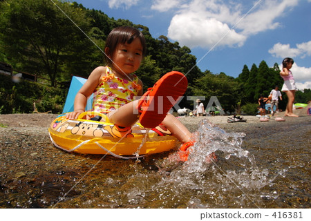 Playing in the water 416381