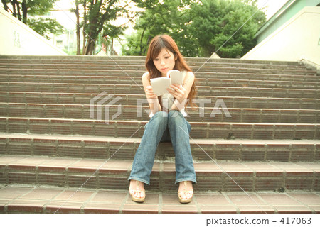讀書的婦女在台階19 417063