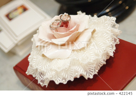 戒指枕和結婚戒指 422145