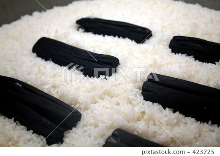 Biscuit rice cooked with Bincho charcoal 01 423725