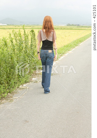 在路方式之後的女性 在路方式之後的女性 425101