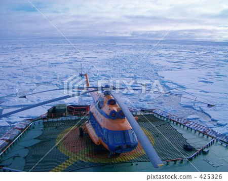 在穿過北冰洋的破冰船的直升機 在穿過北冰洋的破冰船的直升機 425326