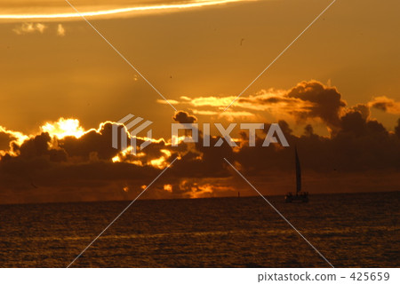 Yacht and sunset cloud 07 91 58 425659