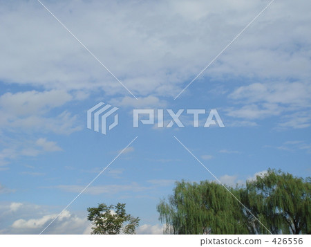 Autumn's blue sky 426556