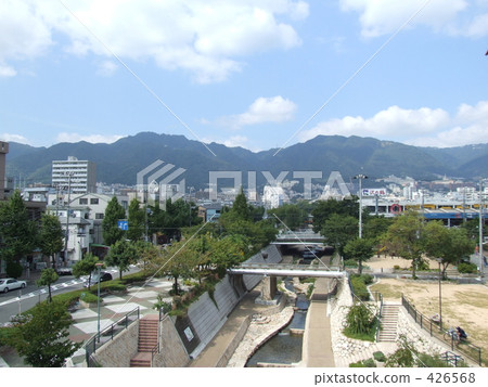 流經城市和水公園的河 流經城市和水公園的河 426568