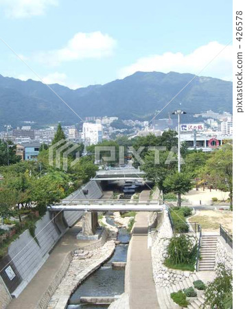 流經城市和水公園的河 流經城市和水公園的河 426578