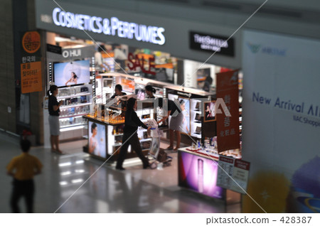 Airport duty free shop 428387