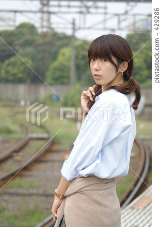 學校的女生轉過身來 學校的女生轉過身來 429286