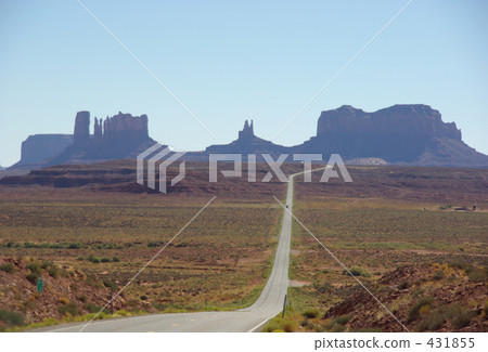 A spectacular drive overlooking Monument Valley in the United States A spectacular drive overlooking Monument Valley in the United States 431855