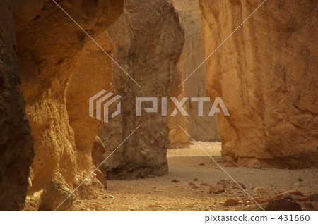 Death Valley National Park, USA A straight road in a valley surrounded by rock walls Death Valley National Park, USA A straight road in a valley surrounded by rock walls 431860