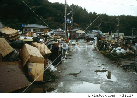 洪水後的垃圾山 432117
