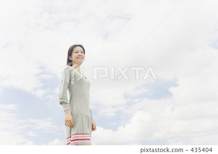 一個女人帶著燦爛的笑容 一個女人帶著燦爛的笑容 435404