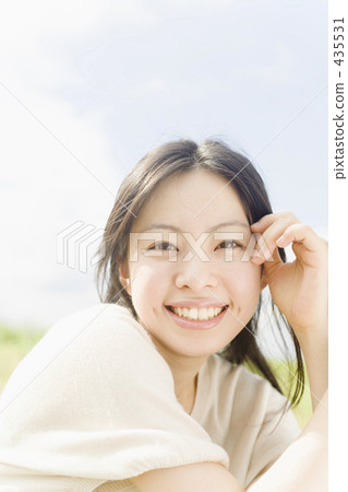 一個女人帶著燦爛的笑容 一個女人帶著燦爛的笑容 435531
