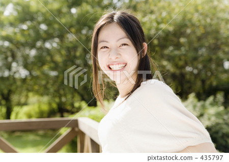 微笑在大陽台的婦女 微笑在大陽台的婦女 435797