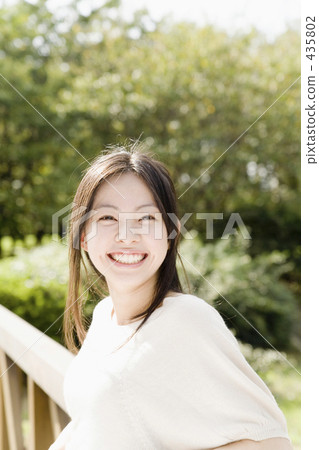 微笑在大陽台的婦女 微笑在大陽台的婦女 435802