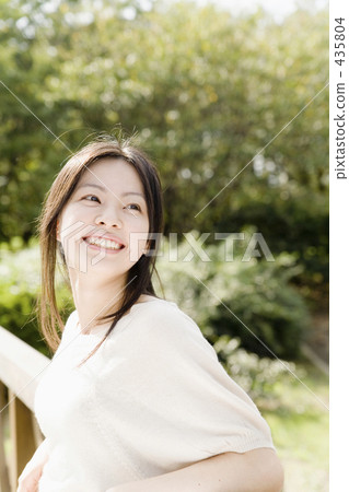 微笑在大陽台的婦女 微笑在大陽台的婦女 435804