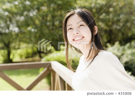 微笑在大陽台的婦女 微笑在大陽台的婦女 435806