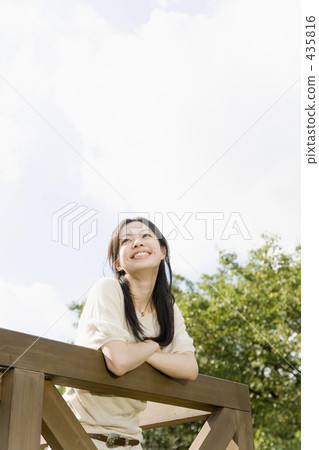 微笑在大陽台的婦女 435816