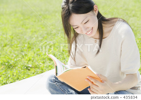 A woman reading in the park A woman reading in the park 435834