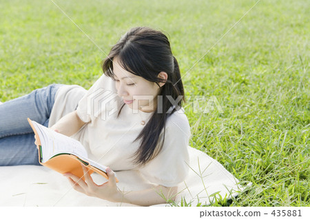 A woman reading in the park A woman reading in the park 435881