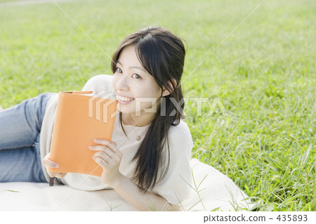 A woman reading in the park 435893