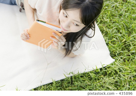 一個女人在公園裡讀書 一個女人在公園裡讀書 435896