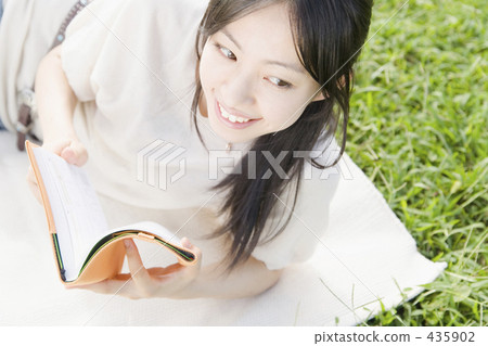 一個女人在公園裡讀書 一個女人在公園裡讀書 435902