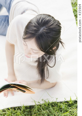 A woman reading in the park A woman reading in the park 435904