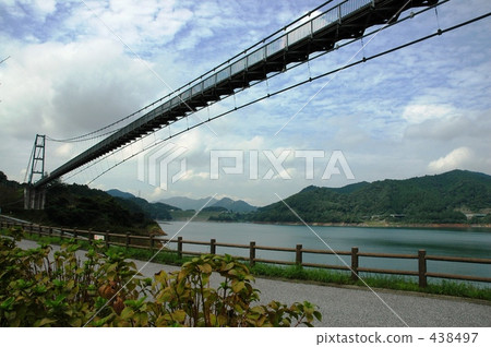 懸索橋和湖泊 438497