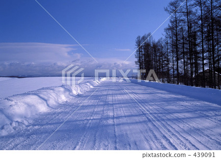 Snow-covered road Snow-covered road 439091