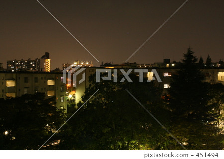 公寓住宅區的夜景 公寓住宅區的夜景 451494