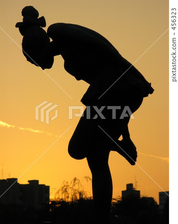 站立在黃昏的女孩 456323