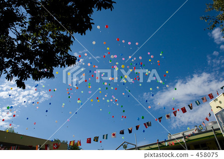 Balloon shaking 458075