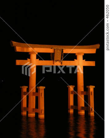 Torii漂浮在湖中 462050