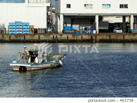 Fish market and small fishing boat 463736