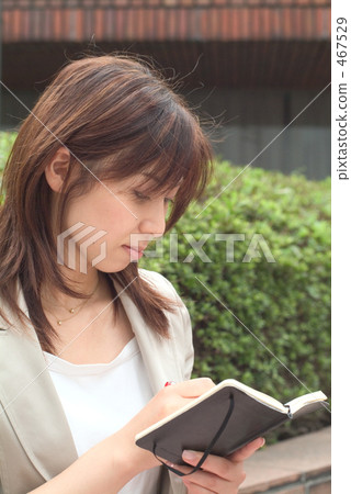 Women who write notes 10 467529