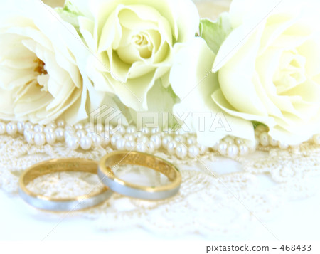 白玫瑰和結婚戒指＃1 468433