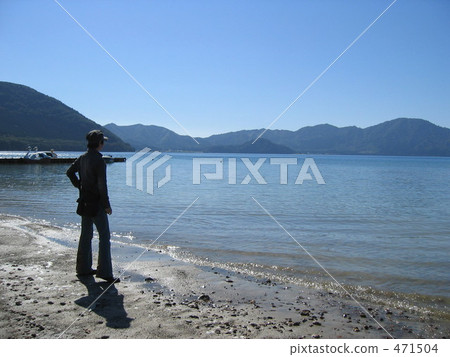 A man standing in front of magnificent nature 471504