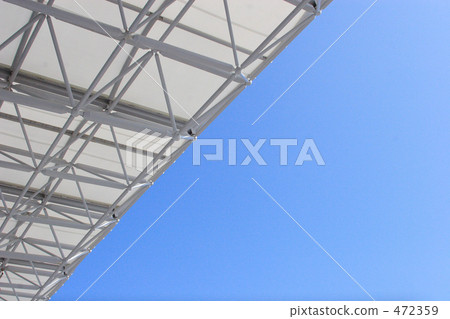 體育場的屋頂站立和藍天 體育場的屋頂站立和藍天 472359
