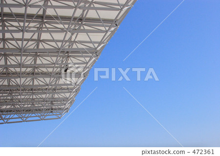體育場的屋頂站立和藍天 472361