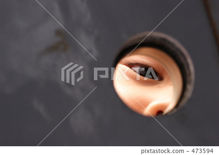 A child's eyes looking into the hole 473594