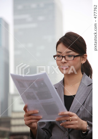 Businesswoman reading a document Businesswoman reading a document 477762