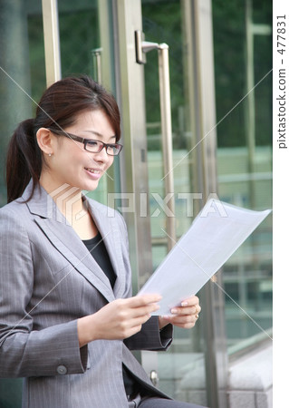 Businesswoman reading a document 477831
