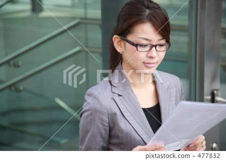 Businesswoman reading a document 477832